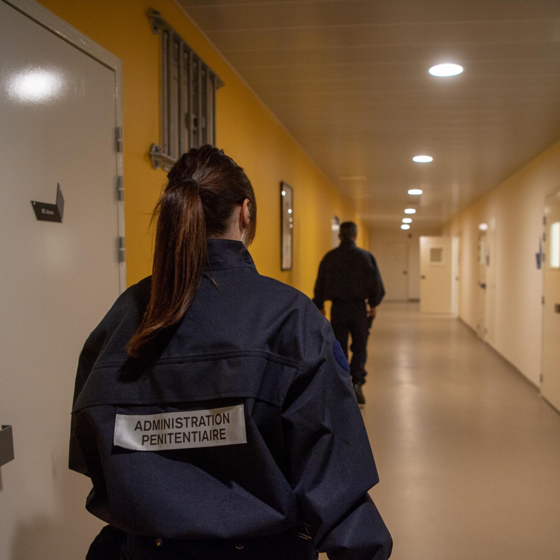 1364669 une surveillante penitentiaire dans les couloirs de la prison des baumettes a marseille le 26 octobre 2018