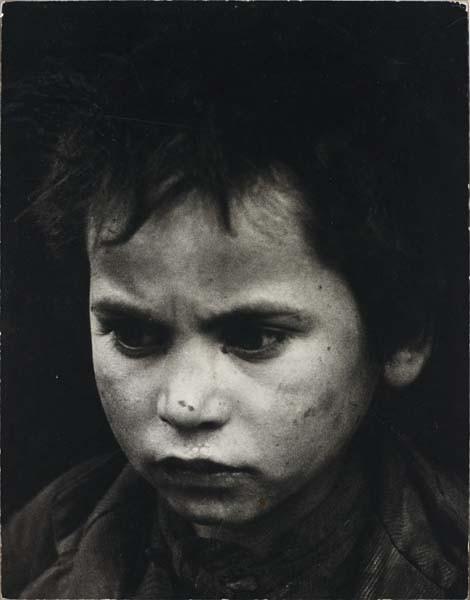 Enfant visage ferme triste photo noir blanc